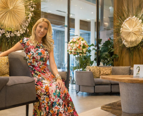 Prachtvolles Blumenarrangement von Blumen Meister in einem Luxushotel in Frankfurt: Dieses Bild zeigt ein atemberaubendes, von Blumen Meister kunstvoll kreiertes Blumenarrangement, das in der Lobby eines renommierten Frankfurter Luxushotels platziert ist.