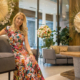 Prachtvolles Blumenarrangement von Blumen Meister in einem Luxushotel in Frankfurt: Dieses Bild zeigt ein atemberaubendes, von Blumen Meister kunstvoll kreiertes Blumenarrangement, das in der Lobby eines renommierten Frankfurter Luxushotels platziert ist.