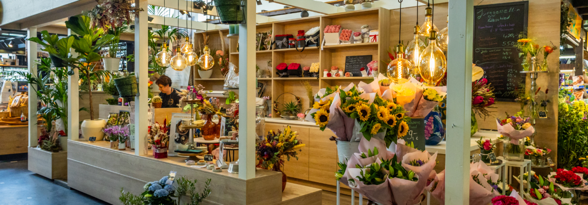 Farbenfrohe Blumenarrangements bei Blumen Meister in der Kleinmarkthalle Frankfurt, perfekt für jeden Anlass.