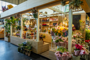 Farbenfrohe Blumenarrangements bei Blumen Meister in der Kleinmarkthalle Frankfurt, perfekt für jeden Anlass.