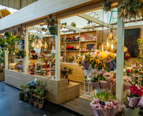 Farbenfrohe Blumenarrangements bei Blumen Meister in der Kleinmarkthalle Frankfurt, perfekt für jeden Anlass.