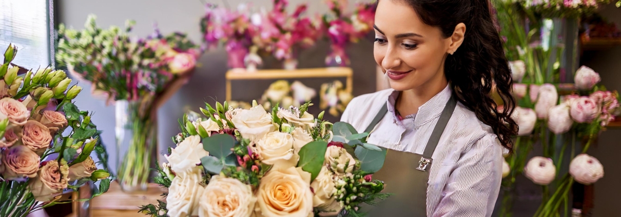 Azubi bei Blumen Meister in Frankfurt arrangiert Blumen während der Floristen-Ausbildung.