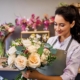 Azubi bei Blumen Meister in Frankfurt arrangiert Blumen während der Floristen-Ausbildung.